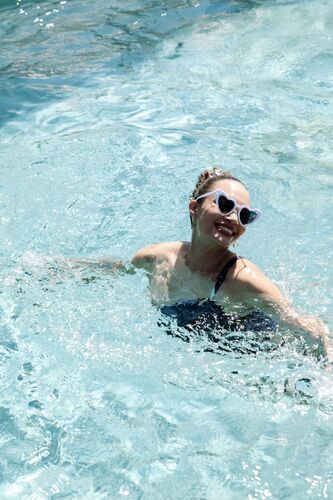 Mariée profitant de la piscine au lendemain du mariage