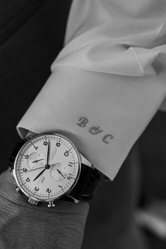 Détail de la montre et de la tenue du marié