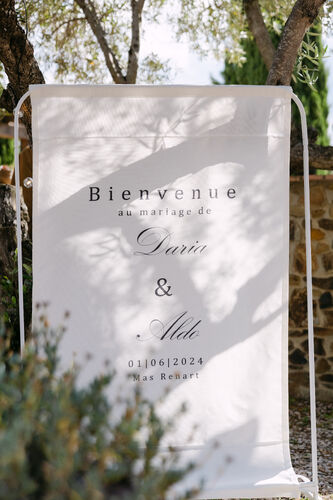 Panneau de bienvenue pour le mariage de Daria et Aldo au Mas Renart en Espagne