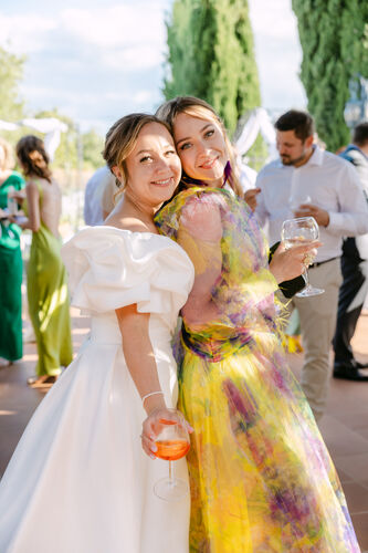 Mariée et invitée pendant le cocktail au Mas Renart