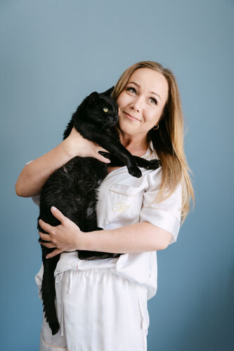 Mariée avec son chat pendant ses préparatifs