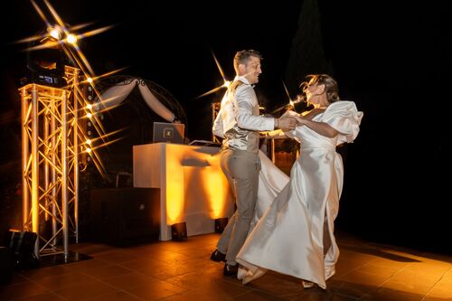 Première danse des mariés sur scène pendant la soirée