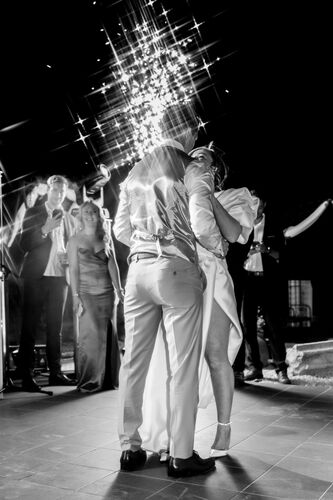 Première danse des mariés en noir et blanc