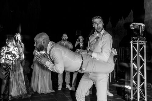 Invité dansant pendant la soirée de mariage