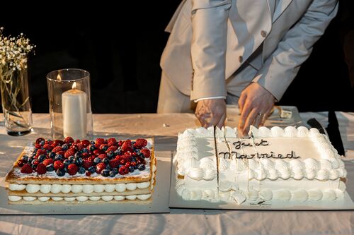 Découpe des sesserts et wedding cake lors du mariage au Mas Renart