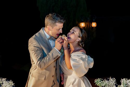 Mariés partageant leur wedding cake pendant la soirée