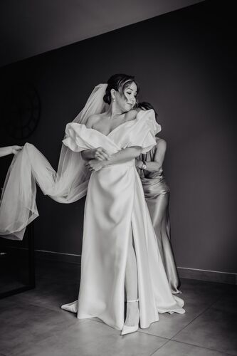 Portrait de la mariée en robe blanche