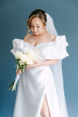 Portrait de la mariée avec son bouquet