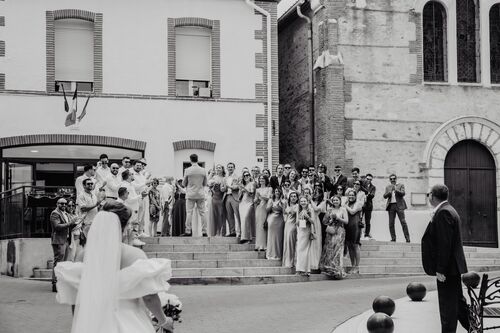 Arrivée des mariés devant la mairie
