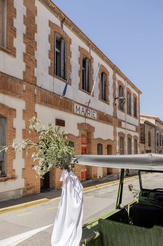Mariés arrivant devant la mairie en voiture ancienne