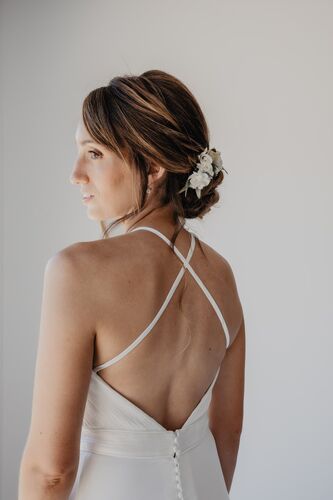 Portrait de la mariée avec sa coiffure et son dos nu