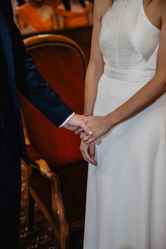 Mains des mariés pendant la cérémonie