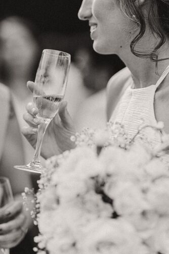 Mariée trinquant pendant le cocktail du mariage