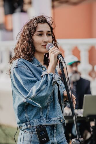 Chanteuse du groupe Sugar Sugar pendant le cocktail du mariage