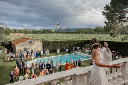 Jeté de bouquet du haut du balcon du Domaine