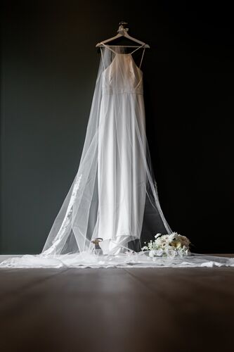 Robe de mariée Escuer suspendue pendant les préparatifs