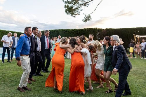 Invités dansant pendant le cocktail du mariage