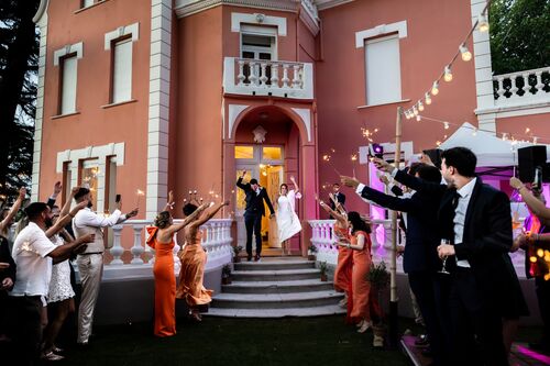 Mariés entourés de leurs invités devant le domaine familial