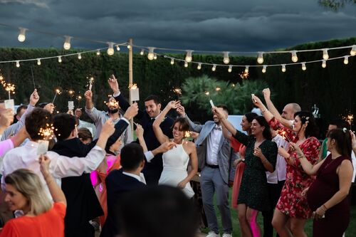 Invités dansant sous les guirlandes lumineuses pendant la soirée