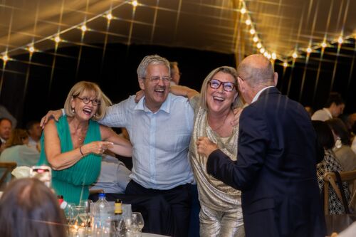 Invités célébrant les mariés pendant la soirée