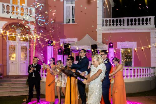 Discours des proches au pied du domaine familial