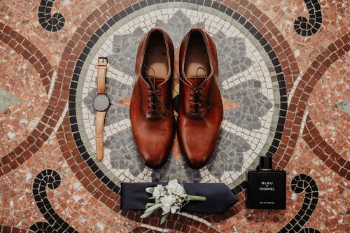 Chaussures et accessoires du marié avant la cérémonie
