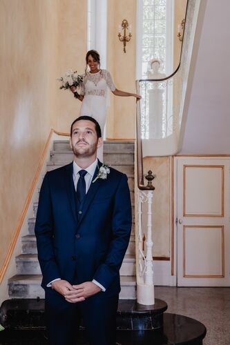 First look dans les escaliers du domaine familial